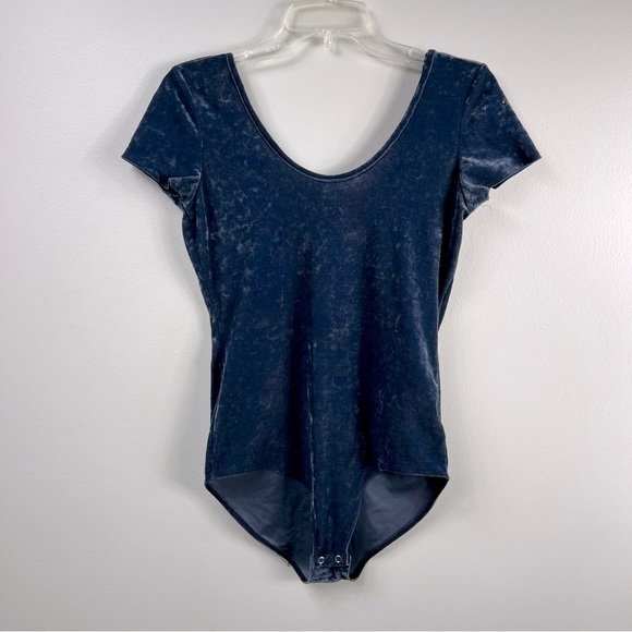 AMERICAN Eagle crushed velvet short sleeve bodysuit Sz M - Picture 1 of 7